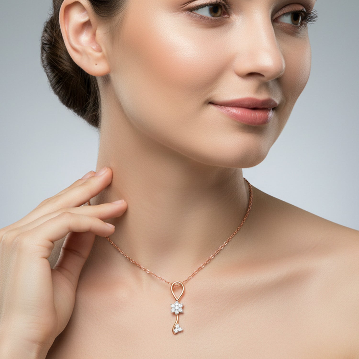0.1 Ct Floral Diamond Pendant Necklace in 14Kt