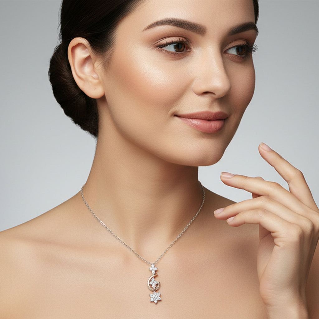 0.15 Ct Floral Diamond Pendant Necklace in 14Kt