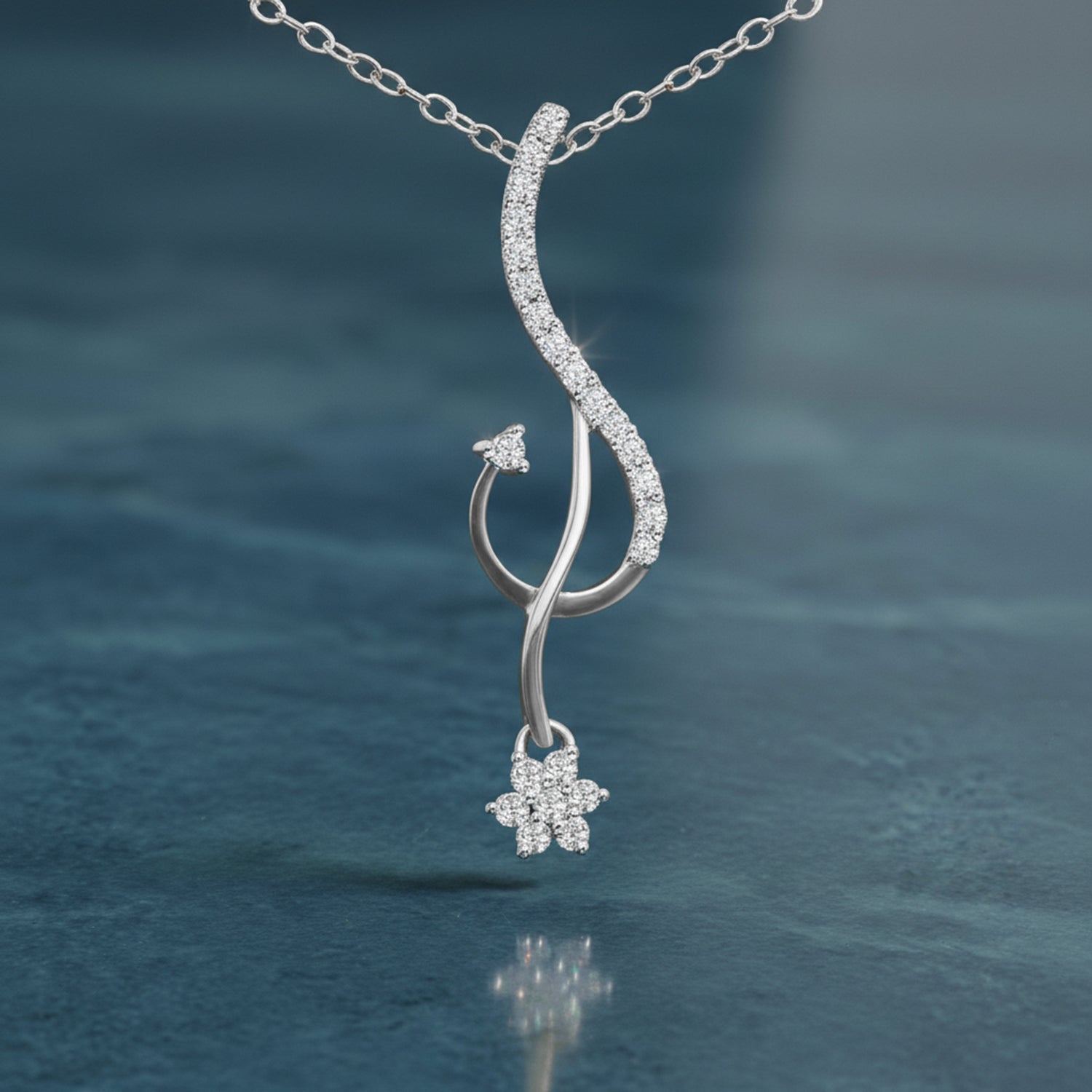 0.2 Ct Floral Diamond Pendant Necklace in 14Kt
